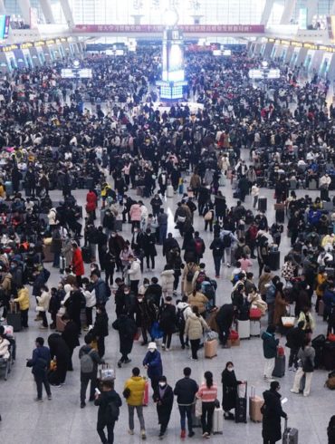 [1/4] Travellers wait for their trains at Hangzhou East railway station during the Spring Festival travel rush ahead of the Chinese Lunar New Year, in Hangzhou, Zhejiang province, China January 20, 2023. China Daily via REUTERS