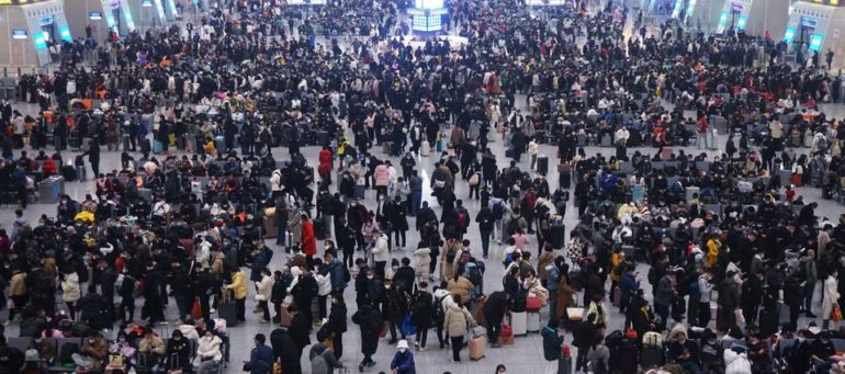 [1/4] Travellers wait for their trains at Hangzhou East railway station during the Spring Festival travel rush ahead of the Chinese Lunar New Year, in Hangzhou, Zhejiang province, China January 20, 2023. China Daily via REUTERS