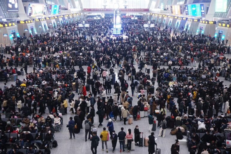 [1/4] Travellers wait for their trains at Hangzhou East railway station during the Spring Festival travel rush ahead of the Chinese Lunar New Year, in Hangzhou, Zhejiang province, China January 20, 2023. China Daily via REUTERS